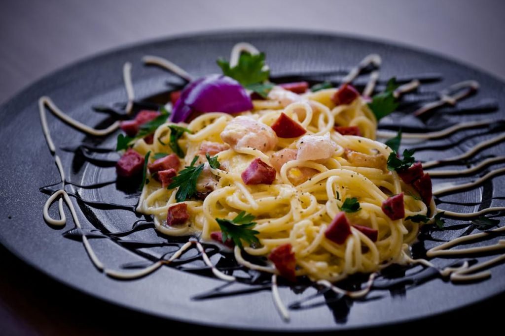 O macarrão à carbonara é uma receita refinada e diferente