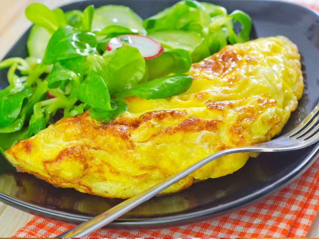 Com essa receita, você pode fazer do omelete uma refeição refinada 